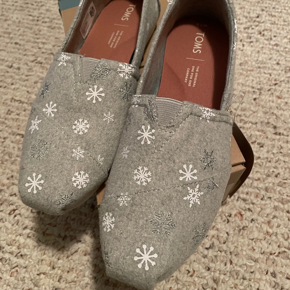 Toms. Grey silver snowflake.